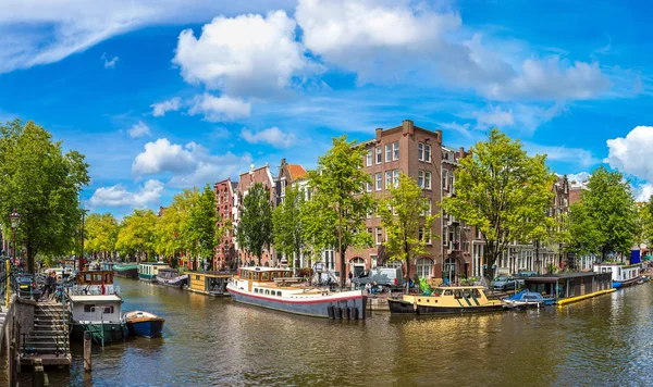 Grachten en boten van Amsterdam — Stockfoto