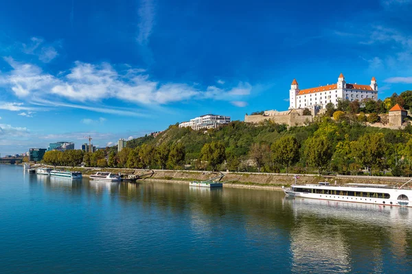 Middeleeuws kasteel in een zomerdag, Slowakije — Stockfoto