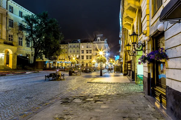 Náměstí Rynok ve Lvově v noci — Stock fotografie