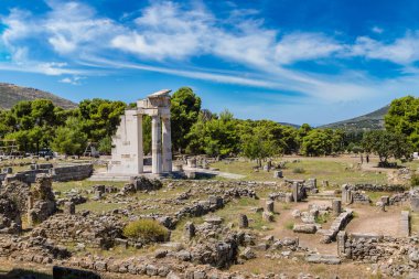 Bir yaz günü Epidavros içinde harap