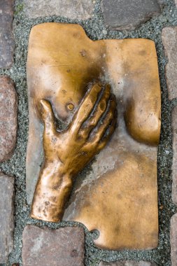 Meme heykel Amsterdam'da el