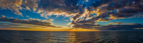 ドバイ海と夏の朝のビーチ — ストック写真