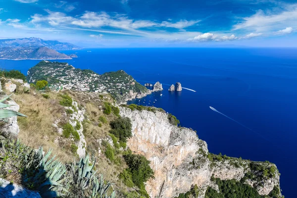 Isla de Capri en día de verano —  Fotos de Stock