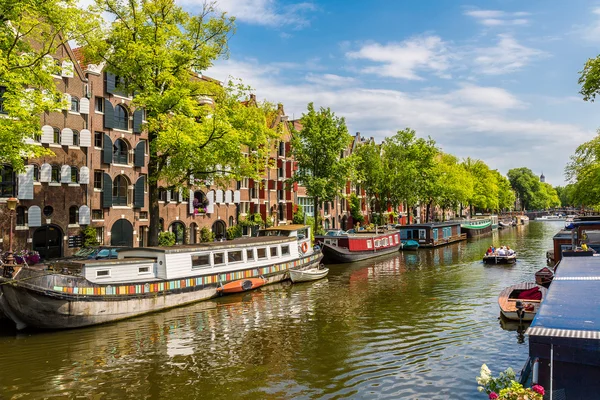Amsterdam kanäle und boote, holland, niederland. — Stockfoto
