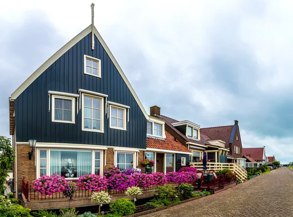Tradisjonelle hus i Holland om dagen – stockfoto