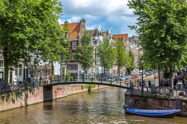 Каналы и катера Амстердама — стоковое фото