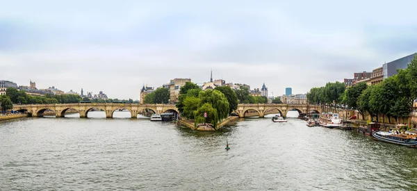 Река Сена с мостами в Париже — стоковое фото