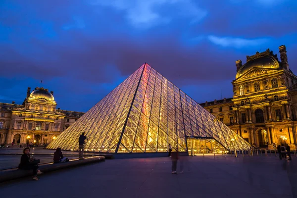 El Louvre de noche en París —  Fotos de Stock