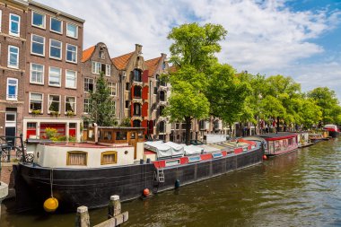 Amsterdam kanalları ve tekneler, Hollanda, Hollanda.