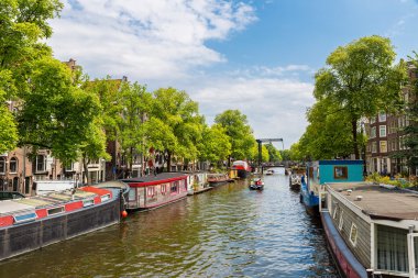 Amsterdam kanalları ve tekneler, Hollanda, Hollanda.