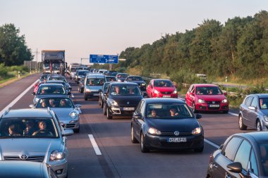 Danimarka'da bir karayolunda trafik sıkışıklığı