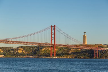 Lizbon, Portekiz 'deki demiryolu köprüsü.