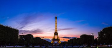 Paris 'te gün batımında Eyfel Kulesi