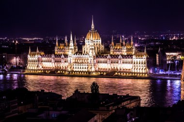 Macaristan 'daki Budapeşte Parlamentosu binası alacakaranlıkta.