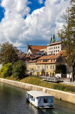 Ljubljana nehirde bir yaz günü, Slovenya