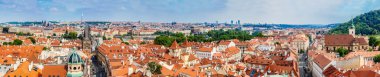 Bir yaz günü Prag çatılar