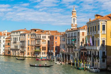 Canal Grande üzerinde gondol yaz gün