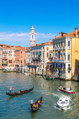Canal Grande üzerinde gondol yaz gün