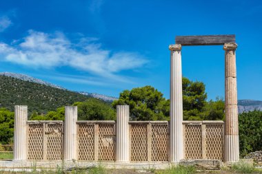 Bir yaz günü Epidavros içinde harap