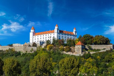 Bir yaz günü, Slovakya, Ortaçağ Kalesi