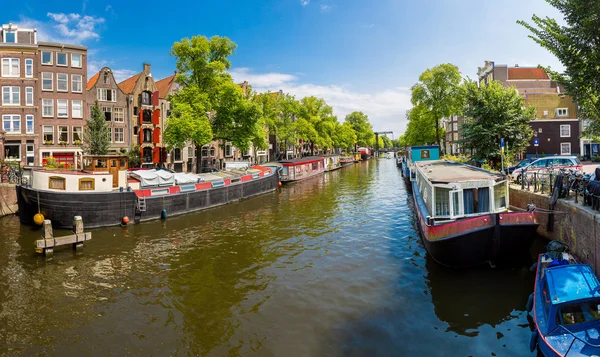 Canal y puente en Amsterdam — Foto de Stock