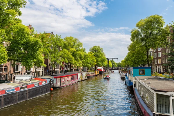 Amsterdam canais e barcos, Holanda, Países Baixos . — Fotografia de Stock