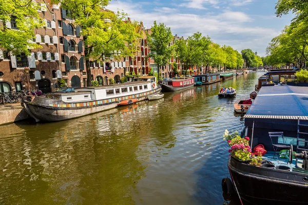 Amsterdamské kanály a čluny, Holland, Nizozemsko. — Stock fotografie