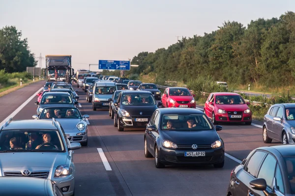 Bilkö på en motorväg i Danmark — Stockfoto