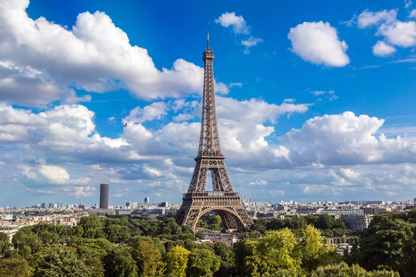 Eiffel tower on summer day — Stock Photo, Image