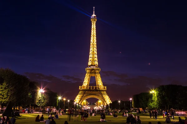 Torre Eiffel ao pôr do sol em Paris — Fotografia de Stock