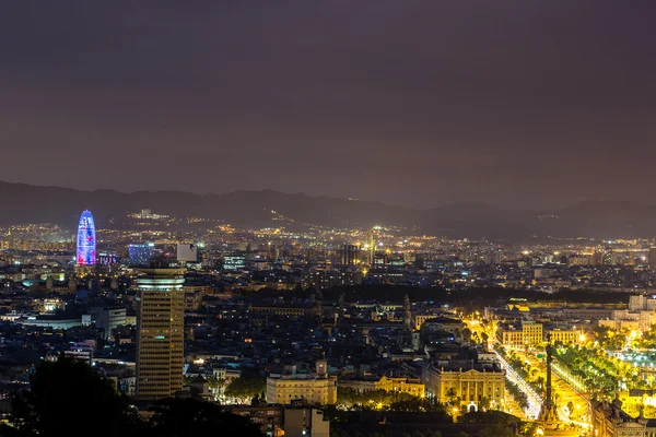 Barcelona och hamn i Spanien på natten — Stockfoto