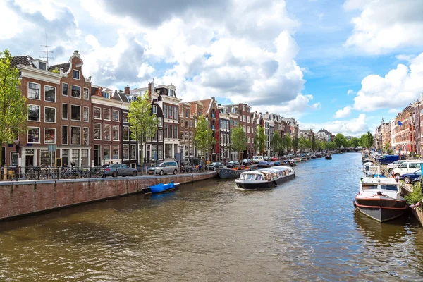 Canais e barcos de Amsterdã — Fotografia de Stock