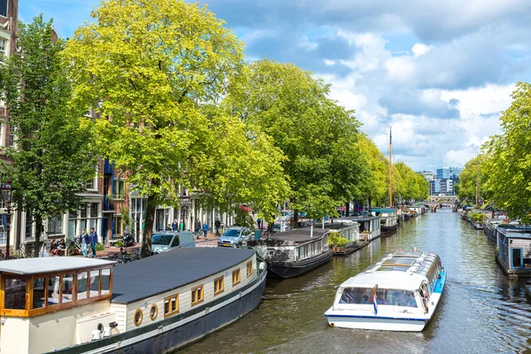 Kanäle und Boote von Amsterdam — Stockfoto