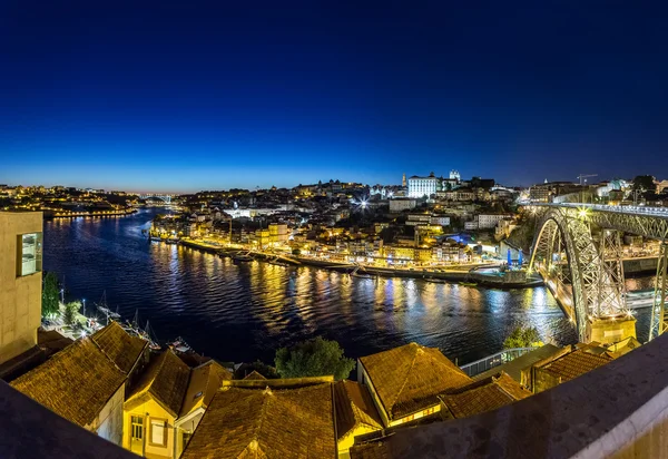 Порту в Португалии ночью — стоковое фото
