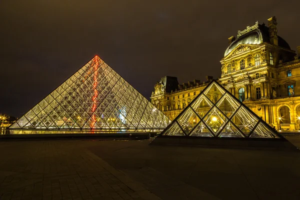 El Louvre de noche en París —  Fotos de Stock