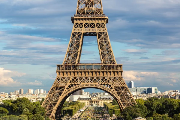 Torre Eiffel en el día de verano en París —  Fotos de Stock