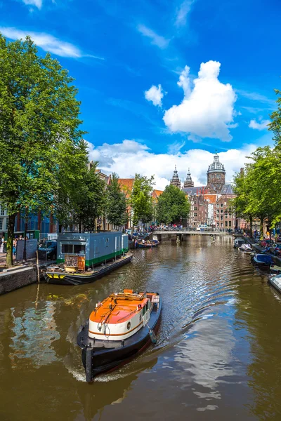 Canal et église Saint Nicolas à Amsterdam — Photo