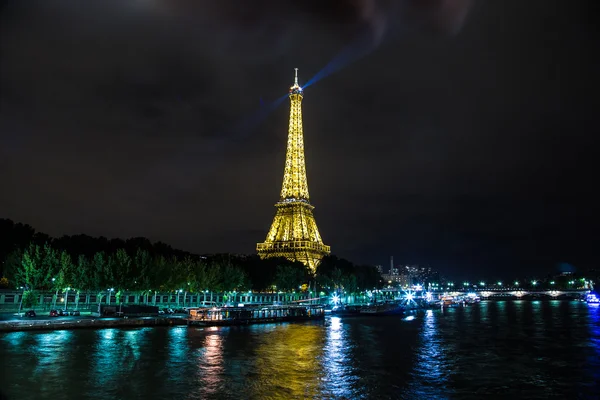 Eiffeltoren bij zonsondergang in Parijs — Stockfoto