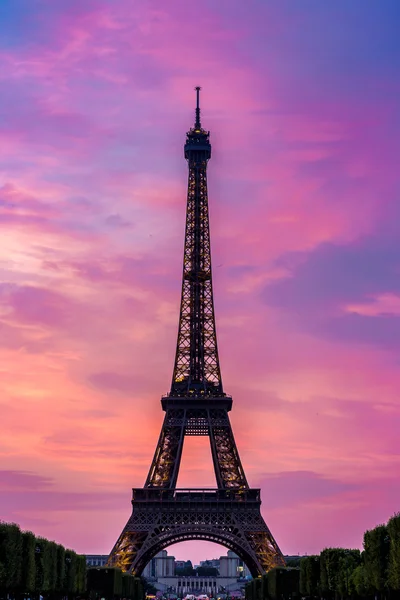 Torre Eiffel ao pôr do sol em Paris — Fotografia de Stock