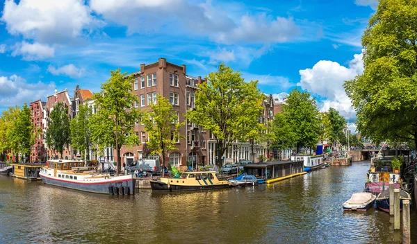 Каналів та човни Амстердама — стокове фото