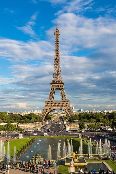 Eiffeltornet på sommardag i Paris — Stockfoto