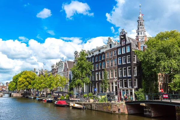 Canaux et bateaux d'Amsterdam — Photo