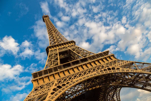Eiffelturm an einem Sommertag — Stockfoto