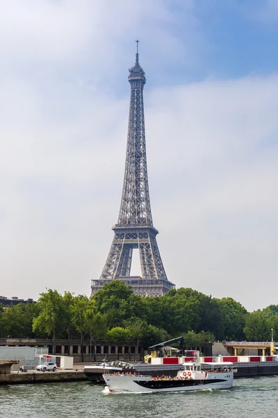 Сена в Париже и Эйфелева башня — стоковое фото