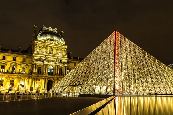 Louvre de noche en París —  Fotos de Stock
