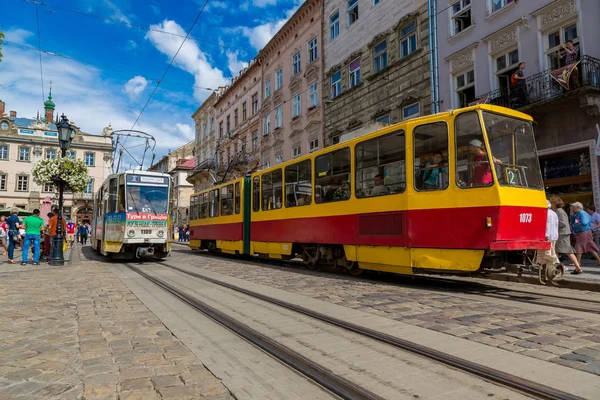 Alte straßenbahn im historischen zentrum von lviv. — Stockfoto