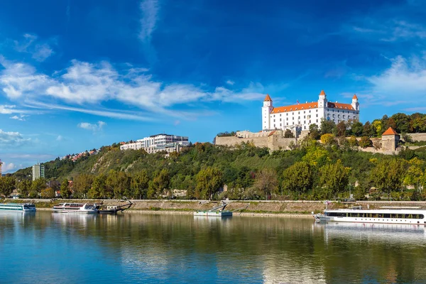 Středověký hrad v letní den, Slovensko — Stock fotografie