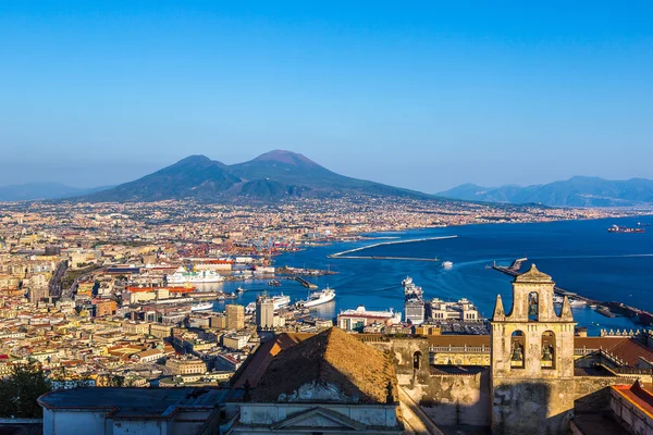 Napoli e Monte Vesúvio na Itália — Fotografia de Stock