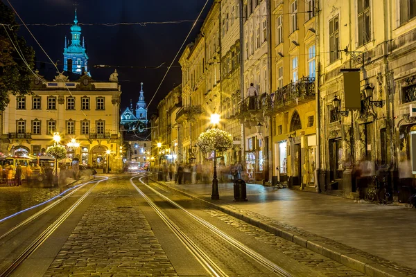 Plaza Rynok en Lviv por la noche — Foto de Stock