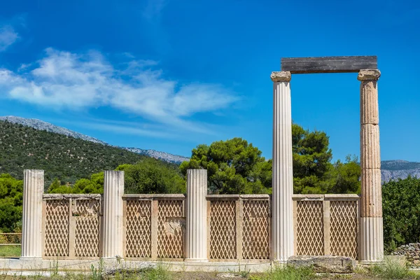 Ruinas en Epidavros en un día de verano — Foto de Stock